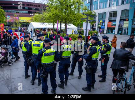 9. Mai 2024, Schweden, Malmö: Polizeibeamte sichern das Gebiet vor dem Eingang zum Eurovision Song Contest (ESC) 2024. Das zweite Halbfinale beginnt in der Malmö Arena. Das Motto des weltweit größten Gesangswettbewerbs lautet „United by Music“. Foto: Jens Büttner/dpa Stockfoto