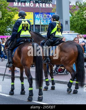 9. Mai 2024, Schweden, Malmö: Polizeibeamte zu Pferd sichern das Gebiet vor dem Eingang zum Eurovision Song Contest (ESC) 2024. Das zweite Halbfinale beginnt in der Malmö Arena. Das Motto des weltweit größten Gesangswettbewerbs lautet „United by Music“. Foto: Jens Büttner/dpa Stockfoto