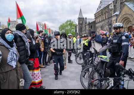 Die Polizei richtete eine menschliche Barrikade mit pro-palästinensischen und pro-israelischen Demonstranten vor dem Studentenlager ein, das den King's College Circle in der U besetzt Stockfoto