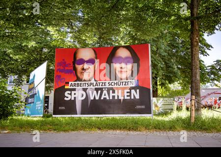 Ein beschädigter Wahlplakat der SPD mit Bundeskanzler Olaf Scholz und Spitzenkandidatin Katharina Barley in Berlin am 9. Mai 2024. V-Tag in Berlin *** Ein beschädigtes SPD-Wahlplakat mit Bundeskanzler Olaf Scholz und Spitzenkandidatin Katharina Barley am 9. Mai 2024 V-Tag in Berlin Stockfoto