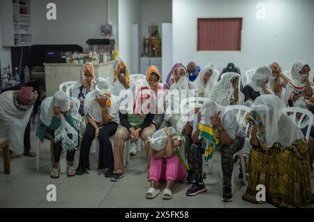 Tel Aviv, Israel. Mai 2024. Eritreische Asylbewerber trauern um ihren Freund, der auf dem Heimweg durch einen Protest Anfang des 9. Mai getötet wurde. Quelle: Ilia Yefimovich/dpa/Alamy Live News Stockfoto