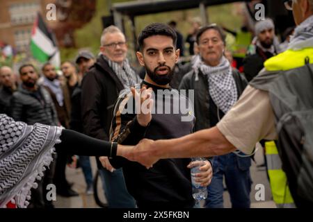 Malmö, Donnerstag, 9. Mai 2024. Demonstranten, die versuchen, an einer Polizeisperre vorbei zu kommen, werden von anderen Demonstranten während einer Demonstration gegen Israels Teilnahme an Eurovision in Malmö am Donnerstag, den 9. Mai 2024, zurückgehalten. Israel nimmt am Donnerstag am zweiten Halbfinale des Songwettbewerbs Teil. (Foto: Ida Marie Odgaard/Ritzau Scanpix) Credit: Ritzau/Alamy Live News Stockfoto