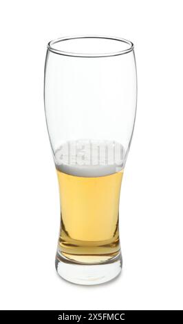 Ein halbes Glas kaltes Bier, isoliert auf weiß Stockfoto