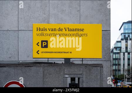 Stadtzentrum von Brüssel, Belgien, 8. Mai 2024 - Schild des flämischen Parlaments am Eingang Stockfoto