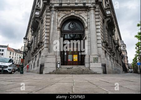 Stadtzentrum von Brüssel, Belgien, 8. Mai 2024 - Eingangstür und Fassade des Flämischen Parlaments Stockfoto