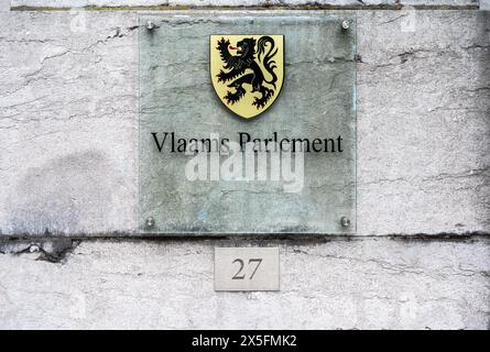 Stadtzentrum von Brüssel, Belgien, 8. Mai 2024 - Schild des flämischen Parlaments am Eingang Stockfoto