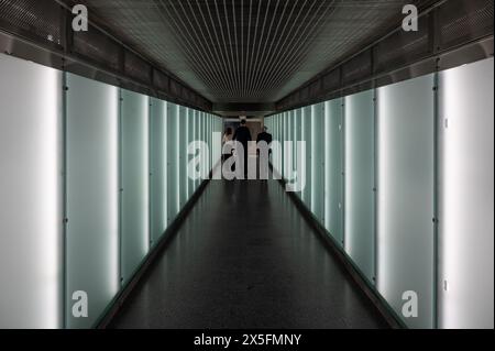 Brüssel, Flämisches Parlament, 8. Mai 2024 - drei parlamentsmitglieder gehen die Unterführung hinunter Stockfoto