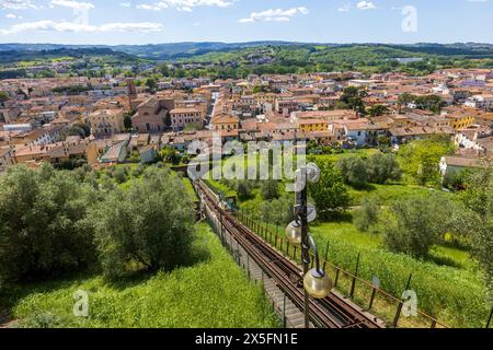 Die steilen Strecken der Seilbahn in der historischen mittelalterlichen Stadt Certaldo in der Toskana in der Nähe von Florenz an einem sonnigen Tag mit blauem Himmel Stockfoto