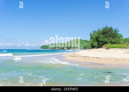 Der wunderschöne, sumurige Strand. Dieser Strand ist in Blitar, Ost-Java, Indonesien Stockfoto