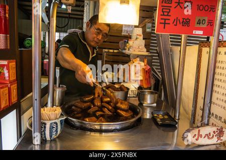 Sautierter Tofu auf dem Nachtmarkt, Ita Thao, Sun Moon Lake, Yuchi, Taiwan Stockfoto