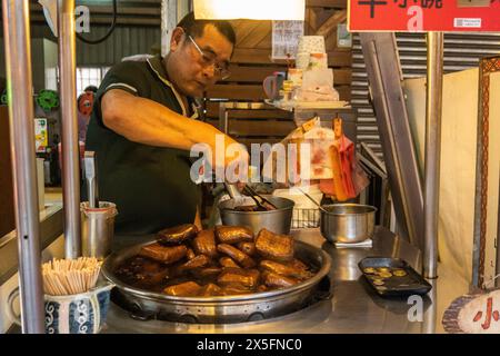 Sautierter Tofu auf dem Nachtmarkt, Ita Thao, Sun Moon Lake, Yuchi, Taiwan Stockfoto