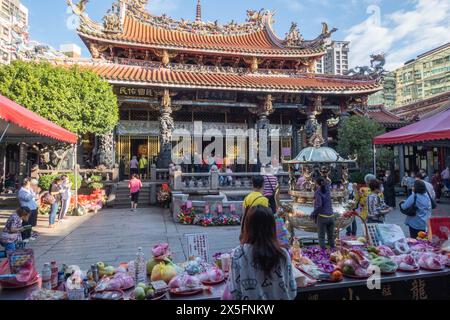 Anbeter im Bangka Lungshan (Longshan) Tempel, Taipeh, Taiwan Stockfoto