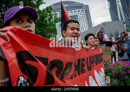 Wilayah Persekutuan, Malaysia. Mai 2024. Vertreter der pro-palästinensischen NGO-Koalition halten Plakate und Banner bei einer Demonstration, um gegen die Beteiligung zionistischer Waffenhersteller bei Defense Services Asia (DSA2024) in Kuala Lumpur zu protestieren. Zionistische Waffenhersteller, die an DSA-NATSEC ASIA 2024 teilnehmen, sind Lockheed Martin (USA), L3harris (USA), Shield AI (USA), Leupold (USA), MBDA (EU), BAE System (UK), Leornardo (ITA), Colt (CZ) und Aimpoint (SE). Quelle: SOPA Images Limited/Alamy Live News Stockfoto