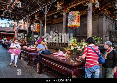 Anbeter im Bangka Lungshan (Longshan) Tempel, Taipeh, Taiwan Stockfoto