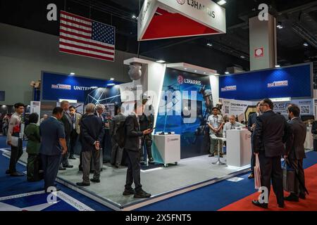 Wilayah Persekutuan, Malaysia. Mai 2024. Besucher werden am Stand von L3harris aus den USA während der Defense Services Asia - NATSEC ASIA (DSA2024) in Kuala Lumpur gesehen. Zionistische Waffenhersteller, die an DSA-NATSEC ASIA 2024 teilnehmen, sind Lockheed Martin (USA), L3harris (USA), Shield AI (USA), Leupold (USA), MBDA (EU), BAE System (UK), Leornardo (ITA), Colt (CZ) und Aimpoint (SE). Quelle: SOPA Images Limited/Alamy Live News Stockfoto