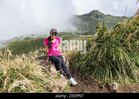 Trekking durch chinesisches Silbergras im Yangmingshan-Nationalpark, Taipeh, Taiwan Stockfoto