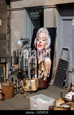 Marilyn Monroe-Bild und verschiedene Bric-a-Brac-Bräute auf dem Boden vor einem Antiquitätenladen in der Dundas Street in Edinburghs New Town. Stockfoto