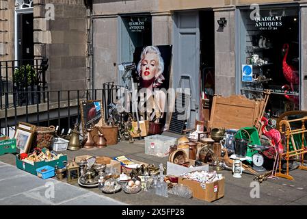 Marilyn Monroe-Bild und verschiedene Bric-a-Brac-Bräute auf dem Boden vor einem Antiquitätenladen in der Dundas Street in Edinburghs New Town. Stockfoto