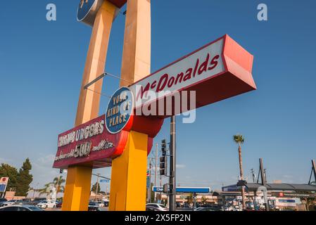 Klassisches McDonald's Schild gegen Clear Blue Sky, geschäftiges Geschäftsviertel, Los Angeles Stockfoto