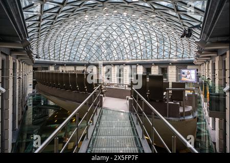 Brüssel, Flämisches Parlament, 8. Mai 2024 - Fußgängerüberführung zur Halbkuppel Stockfoto