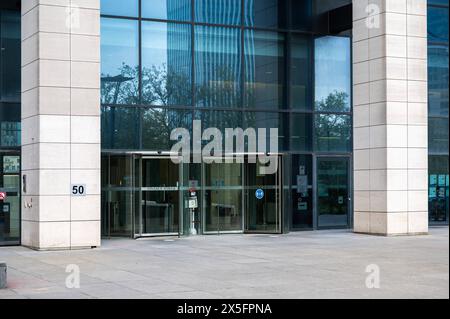 Stadtzentrum von Brüssel, Belgien, 8. Mai 2024 - Finanzturm der Bundesverwaltung und Steuerzahlung Stockfoto