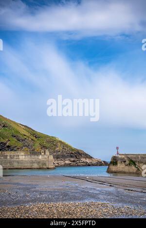 Eintritt zum Hafen im Fischerdorf Port Isaac in Cornwall, England, Großbritannien Stockfoto