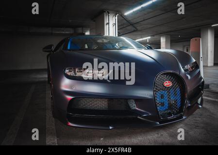 Luxuriöser Bugatti Sportwagen in der schwach beleuchteten Tiefgarage Beverly Hills. Stockfoto