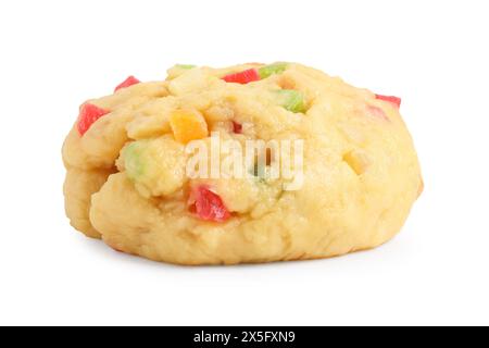 Roher Teig mit kandierten Früchten isoliert auf weiß Stockfoto