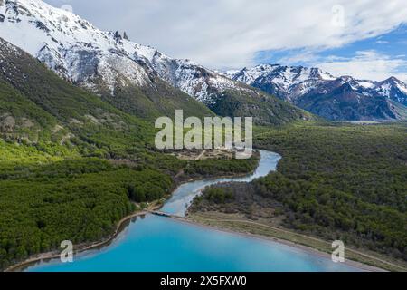 Blick aus der Vogelperspektive auf den Lago Jeinimeni, Fluss, der aus dem See fließt, Gletscherblau im Gegensatz zu grünen Wäldern, Jeinimeni Nationalpark, Patagonien, Stockfoto