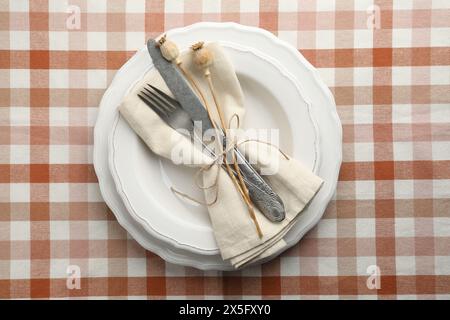 Stilvolle Einrichtung mit Besteck und Tellern auf dem Tisch, Draufsicht Stockfoto