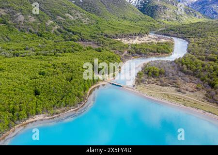 Blick aus der Vogelperspektive auf den Lago Jeinimeni, Fluss, der aus dem See fließt, Gletscherblau im Gegensatz zu grünen Wäldern, Jeinimeni Nationalpark, Patagonien, Stockfoto