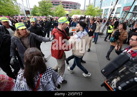 Malmö, Schweden. Mai 2024. Die Polizei verhaftet einen Demonstranten vor der Malmö Arena während eines Protests gegen Israels Teilnahme an der 68. Ausgabe des Eurovision Song Contests (ESC) in Malmö, Schweden, 9. Mai 2024. Foto: Sanjin Strukic/PIXSELL Credit: Pixsell/Alamy Live News Stockfoto