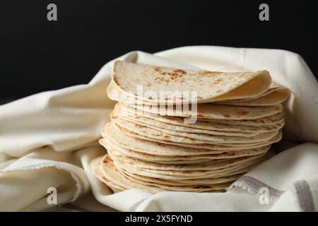 Stapel leckerer hausgemachter Tortillas auf dem Tisch Stockfoto