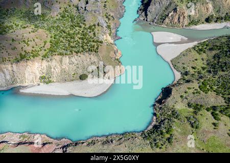 Zusammenfluss von Rio Baker und Rio Chacabuco, aus der Vogelperspektive, schlammiges Wasser des Rio Cochrane mündet in den Gletscherbach Rio Baker, Patagonien, Chile Stockfoto