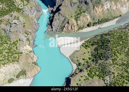 Zusammenfluss von Rio Baker und Rio Chacabuco, aus der Vogelperspektive, schlammiges Wasser des Rio Cochrane mündet in den Gletscherbach Rio Baker, Patagonien, Chile Stockfoto