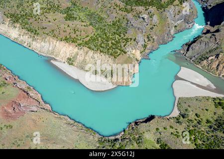 Zusammenfluss von Rio Baker und Rio Chacabuco, aus der Vogelperspektive, schlammiges Wasser des Rio Cochrane mündet in den Gletscherbach Rio Baker, Patagonien, Chile Stockfoto