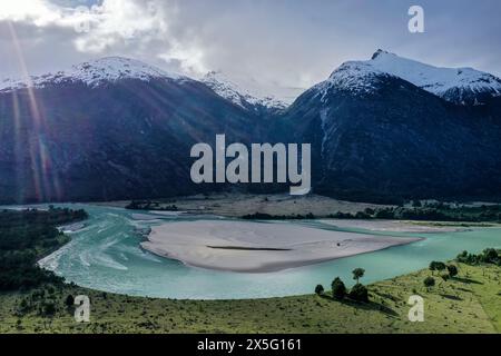 Blick aus der Vogelperspektive über Rio Baker im Rio Nadis-Gebirge südlich von Cochrane, Patagonien, Chile Stockfoto