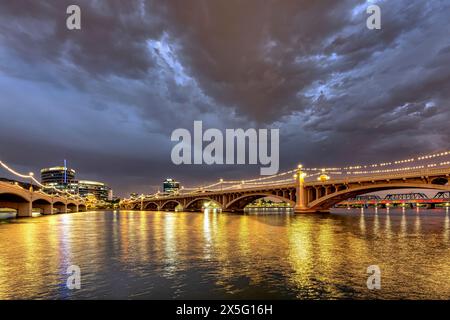 Tempe Town Lake und die Mill Avenue Bridgesin Tempe in der Nähe von Phoenix, Arizona Stockfoto