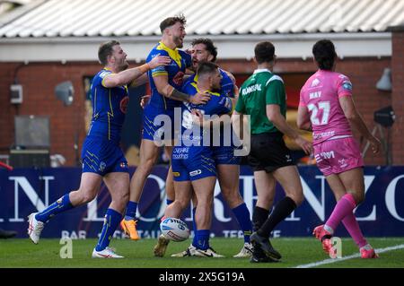 Warrington Wolves' Toby King (Mitte rechts) feiert mit seinen Teamkollegen, nachdem sie beim Spiel der Betfred Super League im Halliwell Jones Stadium in Warrington den ersten Versuch ihrer Mannschaft erzielt haben. Bilddatum: Donnerstag, 9. Mai 2024. Stockfoto