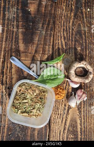 Knoblauch Getrocknete Kräuter und Champagner auf dem Vintage Holzhintergrund, Blick von oben Stockfoto