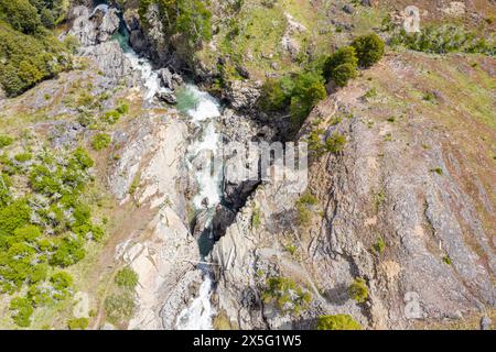 Luftaufnahme des Wasserfalls Mellizo südlich von Cochrane, Wanderweg und kleine Brücke über Kaskaden, Patagonien, Chile Stockfoto