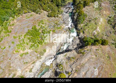 Luftaufnahme des Wasserfalls Mellizo südlich von Cochrane, Wanderweg und kleine Brücke über Kaskaden, Patagonien, Chile Stockfoto