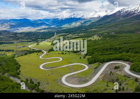 Straße Carretera Austral, die sich in das Tal der Villa Cerro Castillo hinabzieht, schneebedeckte Berge im frühen Frühjahr, Patagonien, Chile Stockfoto