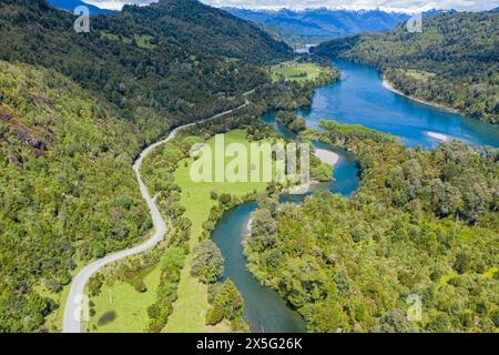 Straße X-12 von La Junta nach Raul Marin Balmaceda, Straße entlang des Flusses Rio Palena, aus der Vogelperspektive, Patagonien, Chile Stockfoto