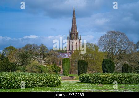 Blick auf die Clumber Park Church durch die Hecken Stockfoto