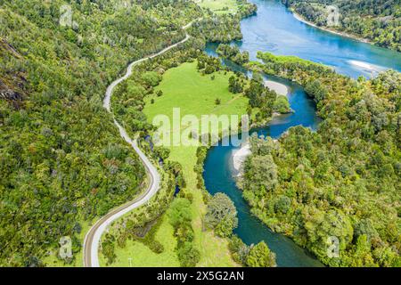 Straße X-12 von La Junta nach Raul Marin Balmaceda, Straße entlang des Flusses Rio Palena, aus der Vogelperspektive, Patagonien, Chile Stockfoto