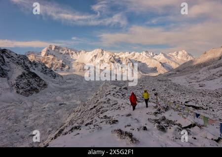 Morgenlicht auf dem Weg zum Aussichtspunkt Okutang, Kangchenjunga (Kanchenjunga) South Base Camp, Ramche, Nepal Stockfoto