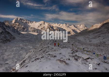 Morgenlicht auf dem Weg zum Aussichtspunkt Okutang, Kangchenjunga (Kanchenjunga) South Base Camp, Ramche, Nepal Stockfoto