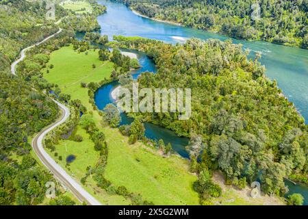 Straße X-12 von La Junta nach Raul Marin Balmaceda, Straße entlang des Flusses Rio Palena, aus der Vogelperspektive, Patagonien, Chile Stockfoto