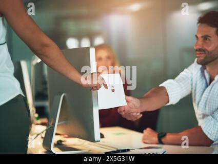 Büro-, Liebes- und Geschäftsleute mit Romantik beim Flirten von Notizen, Schenken und Briefgeschenken. Firma, professioneller Angestellter und Hand mit Kuss auf Papier Stockfoto